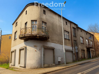 Lokal na  parterze z dużymi witrynami