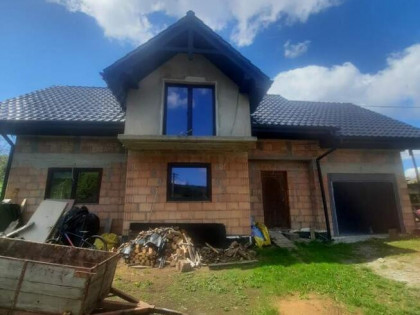 Ładny nowy dom do wykończenia  w Porębie.