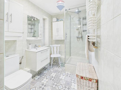 Ranczo w lesie z wyspą stawem basenem stajnią