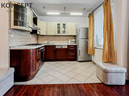 3-pok | 2-poziomowe | Balkon | Fabryczna