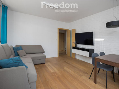 W cenie garaż i internet