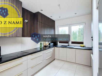 Idealny dom z pompą ciepła w magicznym krajobrazie