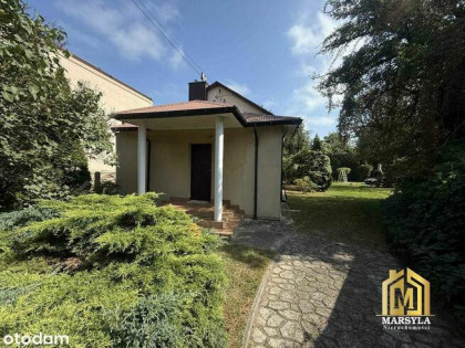 Mały dom na pięknej działce- prywatny sad, zieleń.
