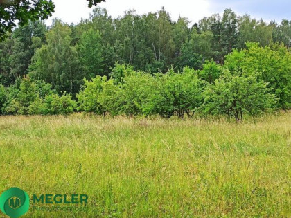 Działka wśród nowej zabudowy niedaleko lasu