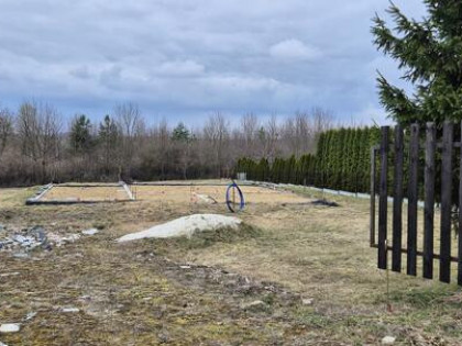 Działka budowlana z fundamentami