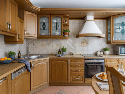 █  Za duży, jeśli lubisz ścisk i brak prywatności.