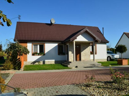 Dom z garażem i budynkiem gospodarczym na sprzedaż w Leśnicy