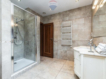 ZADBANY i  DOGODNIE POŁOŻONY DOM NA PODOLANACH