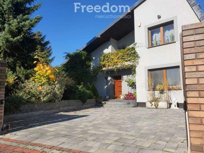 Dom z pięknym ogrodem i dużą działką 1868 m²