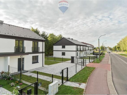 Nowy dom w zabudowie bliźniaczej.