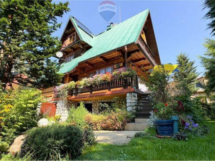 Drewniany dom w stylu zakopiańskim