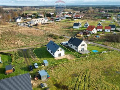 Dom jednorodzinny dwulokalowy.