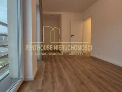 Z prywatnym wejściem, tarasem i dwoma miejscami parkingowymi