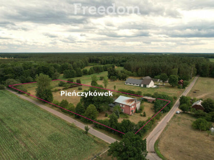 Na sprzedaż budynek po byłej szkole, murowany.