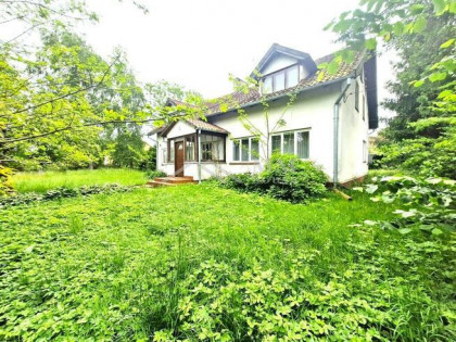 Dom wolnostojący z zabudowaniami gospodarczymi