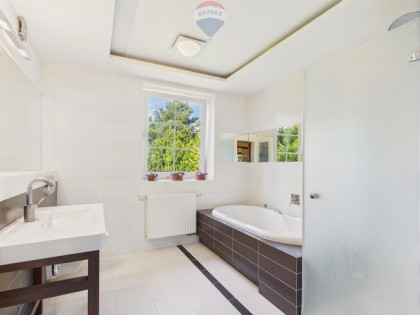 Duży dom wolnostojący z pięknym ogrodem w Łodzi