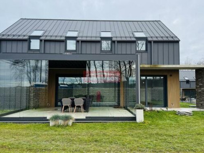 6 pokoi/ wolnostojący/ 10 arów