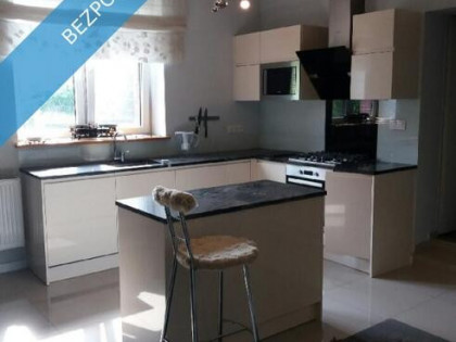 Sprzedam obszerny parterowy dom pod miastem