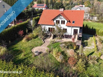 Duży dom z garażem na malowniczej działce 38a w Krzeszowicach