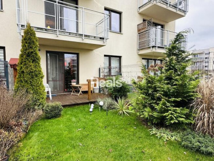 Kawalerka z dużym ogrodem niedaleko lasu.