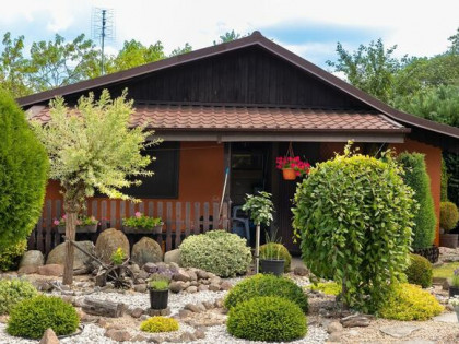 Ogród działkowy ROD z altaną jak maly domek