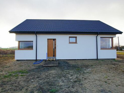 nowy dom parterowy na nowo budującym się osiedlu Juryszewo