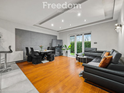 Beżowy Dom w Kobyłce 5 Pokoi z Ogrodem