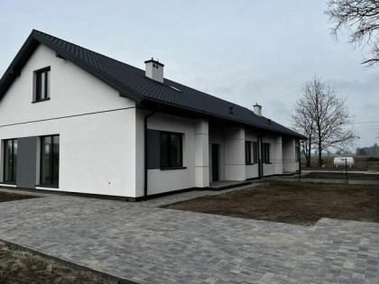 Nowoczesny bliźniak w otoczeniu lasu