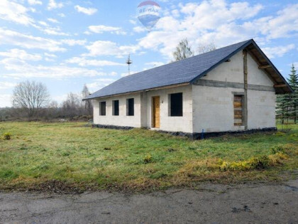 Dom w stanie surowym otwartym.