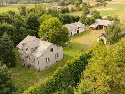 Siedlisko / dom + budynki gospodarcze w Sobieszyn, 1 h dojaz