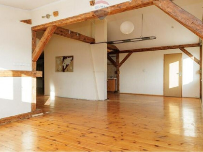 Centrum nad dachami z parkingiem