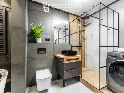 3 pokoje, 2 poziomy, Metro, balkon, parking.