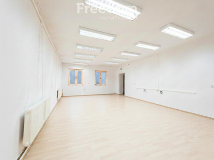 Lokal Usługowo-Biurowy z Prywatnym Placem, Młodych