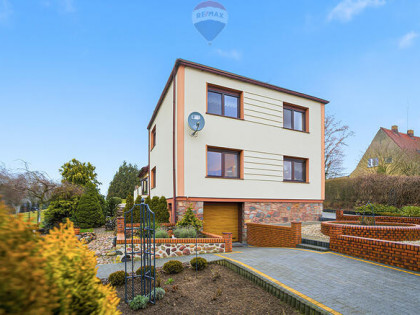 Rodzinny dom z ogrodem i stawem