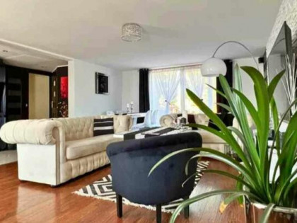 Sprzedam dom wraz z dwoma lokalami użytkowo -handlowymi.