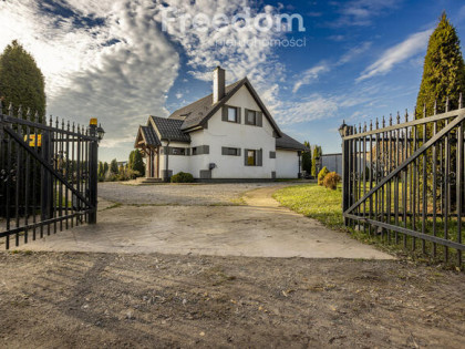 Dom na dużej działce ze stawem – Konieczki