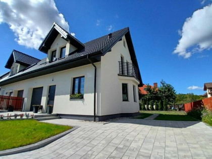 Atrakcyjny bliźniak z widokiem na łąkę i las