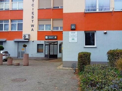 Mieszkanie z potencjałem w zielonej okolicy.