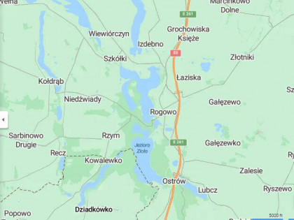 Nad jeziorem. kraina lasów i jezior. Jezioro 100m,