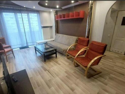 Piotrkowska dwa pokoje 52m2 centralne ogrzewanie. Parking