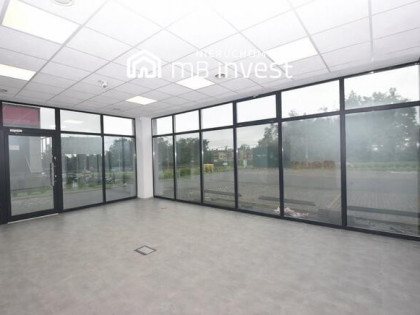 Lokal narożny parterowy z dużą witryną okienną