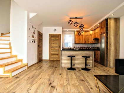 nowoczesny dom w zabudowie bliźniaczej, ogródek