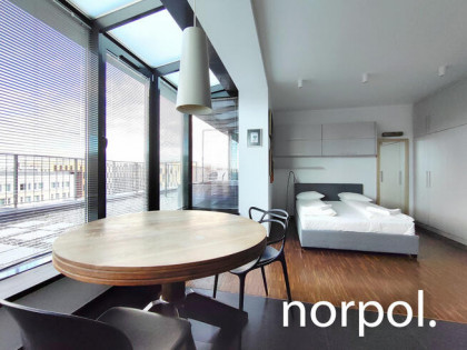 Mieszkanie z tarasem na ostatnim piętrze w Angel City, parking, klimatyzacja