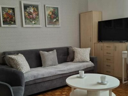 PRZESTRONNA KAWALERKA W SAMYM CENTRUM ŚWIDNIKA, POD KLUCZ