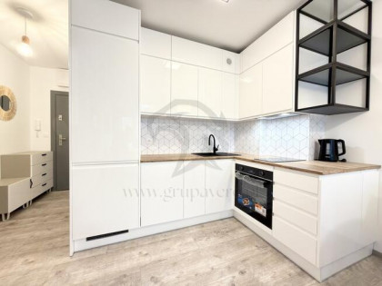 Czerwone jabłko z robakami ?