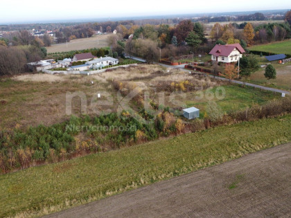 Blisko innych zabudowań a z drugiej strony las