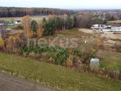 Blisko innych zabudowań a z drugiej strony las