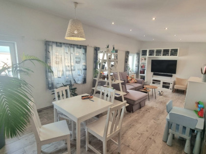 Po generalnym remoncie, c.o. miejsk., klimatyzacja