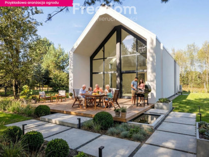 Nowoczesna stodoła, z widokiem na las