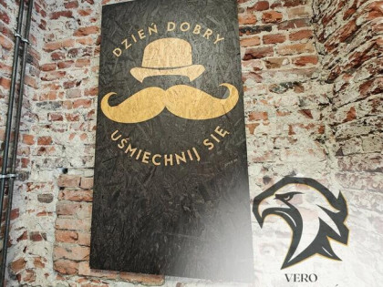 Nie nosi garnituru i ma charakter